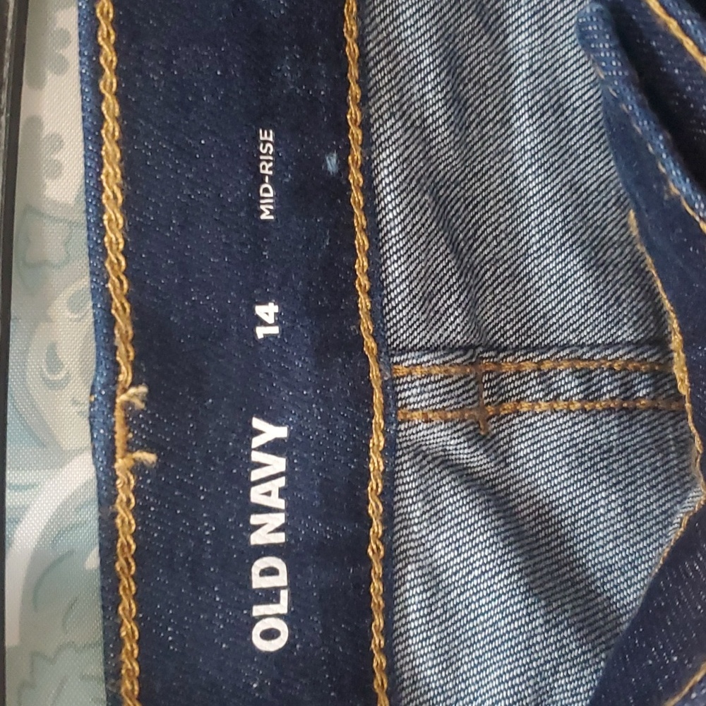OLD NAVY MID RISE SHORTS - Picture 3 of 5